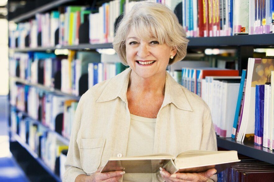 Что почитать пенсионеру? 12 лучших книг для пожилых людей
